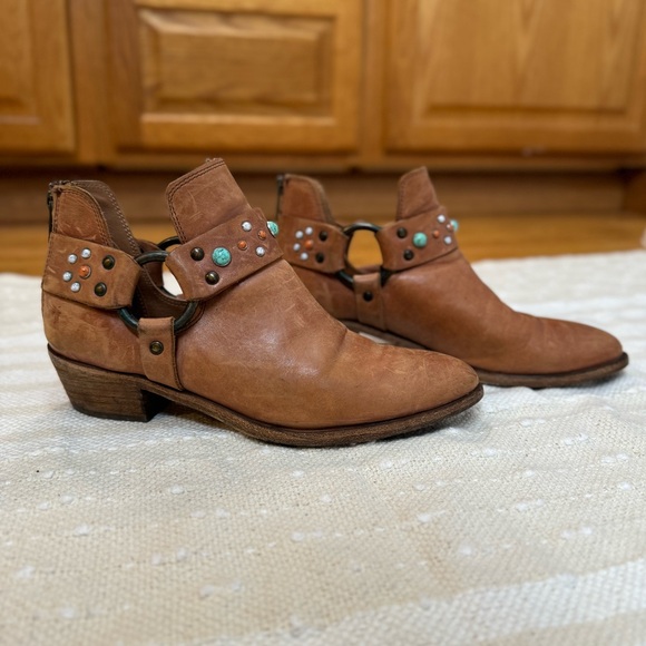 Frye Ray Stone Harness Zip Back Leather bootie/ ankle boot size 7 in cognac - Picture 11 of 14